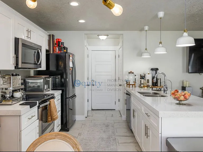 2734 S Riverhead Dr — Photo 3
