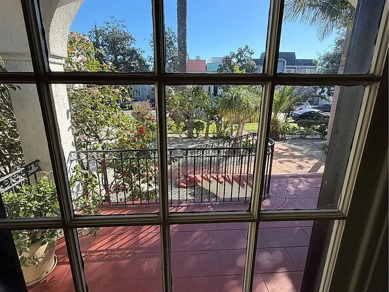 1731 Winona Blvd — Photo 20