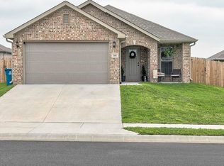 304 Oak Ave, Gentry, AR 72734