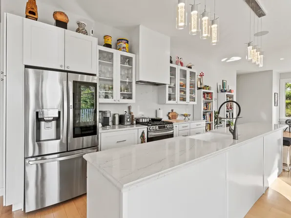 29 Navy Street, Searsport, ME 04974