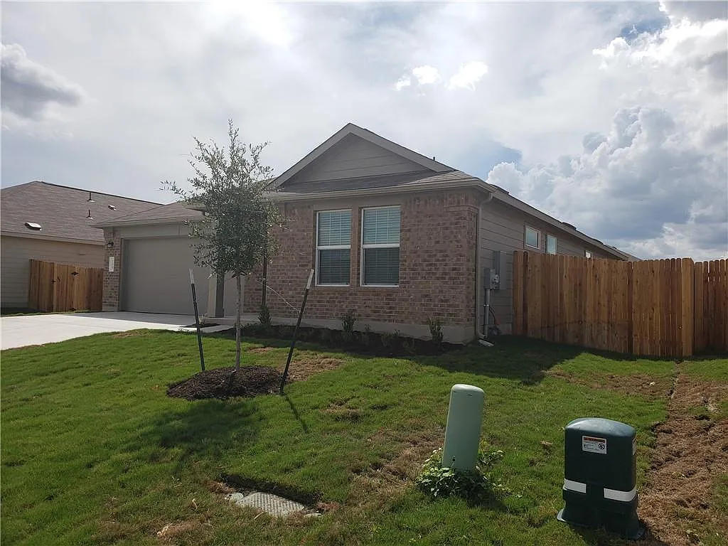 4 bed, 2.0 bath, 1638 sqft, $2,100 — Photo 2