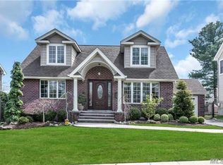 277 Roselle St, Mineola, NY 11501