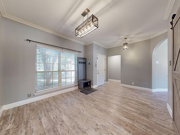 5th image of 1009 Crimson Cove Dr
