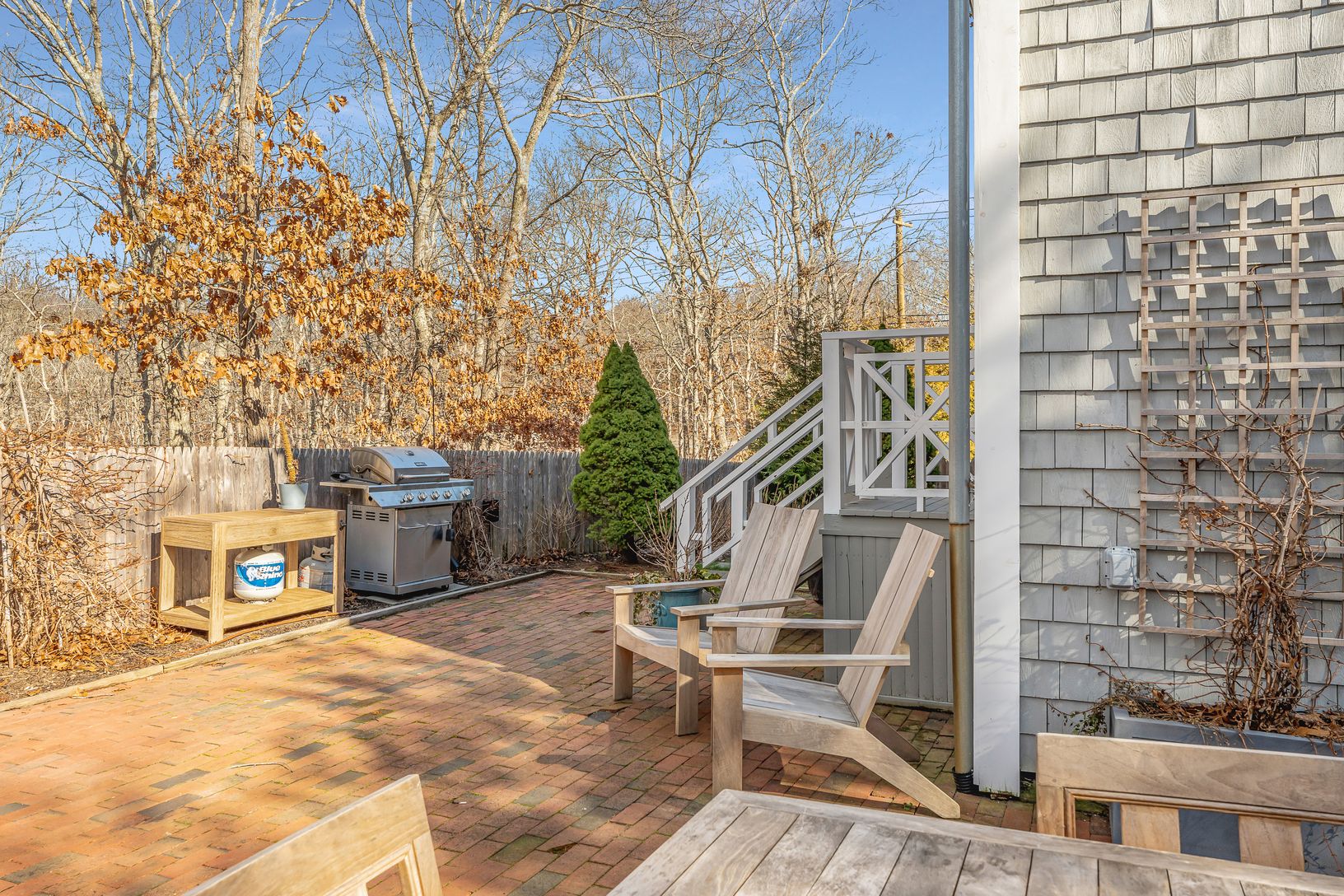  Back patio w/ gas grill