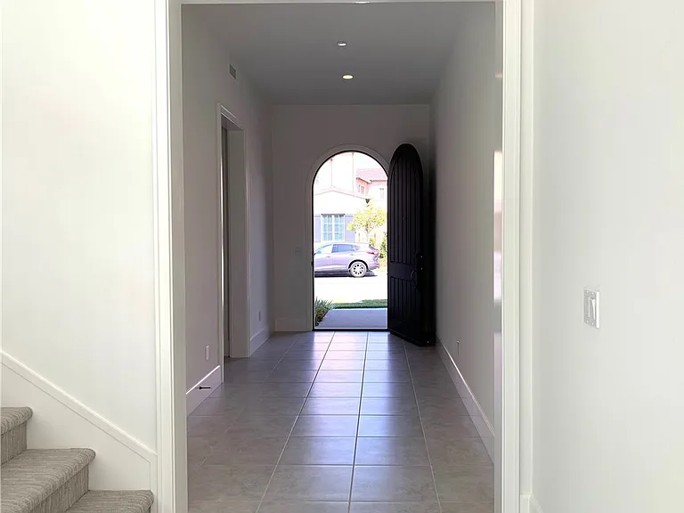 105 Sky Hts — Photo 3