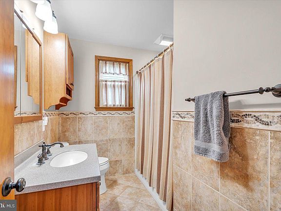 5th image of 326 Spruce Ave