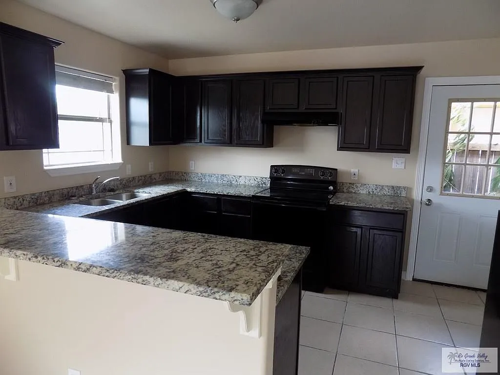 2 bed, 2.0 bath, 952 sqft, $1,100 — Photo 2