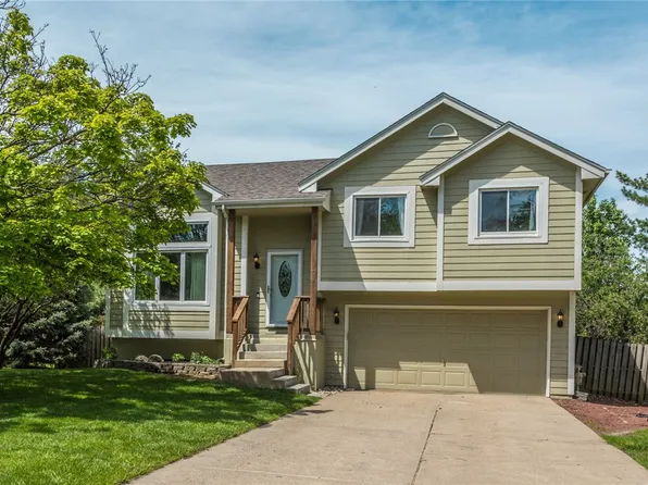400 Hawthorn Cir, Pleasant Hill, IA 50327