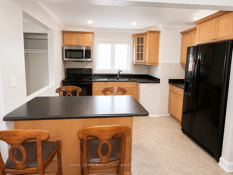 132 Elmwood Rd #MAIN FLOOR — Photo 3