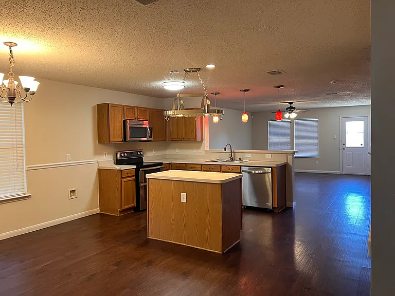 1017 Alexandria Dr — Photo 6