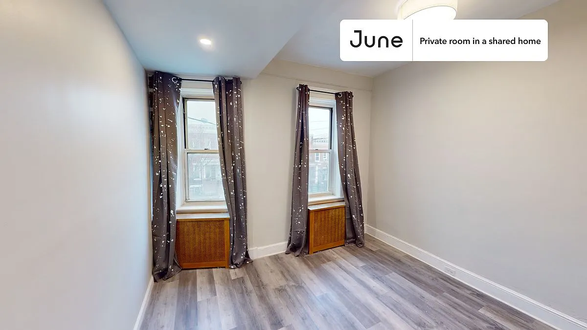 Queen bedroom in 3 bed/1 bath home in Ridgewood #772 C — Photo 2