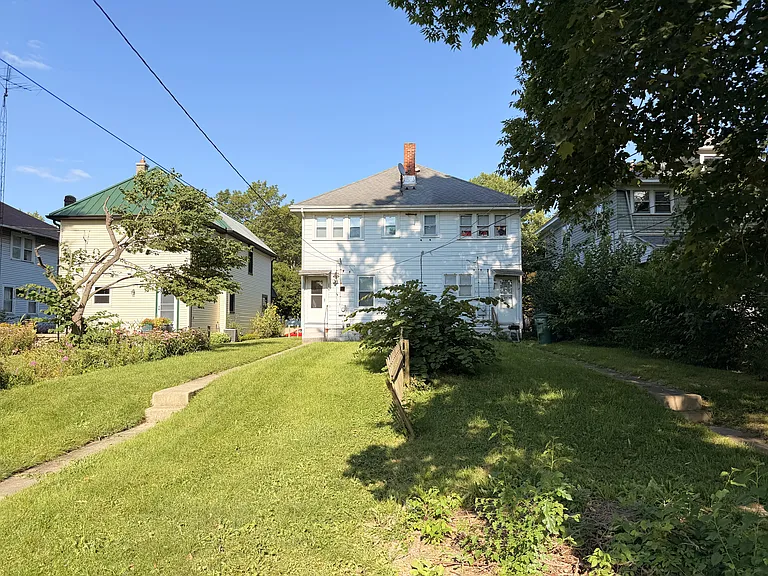 Well-maintained Double with Small Yard — Photo 7