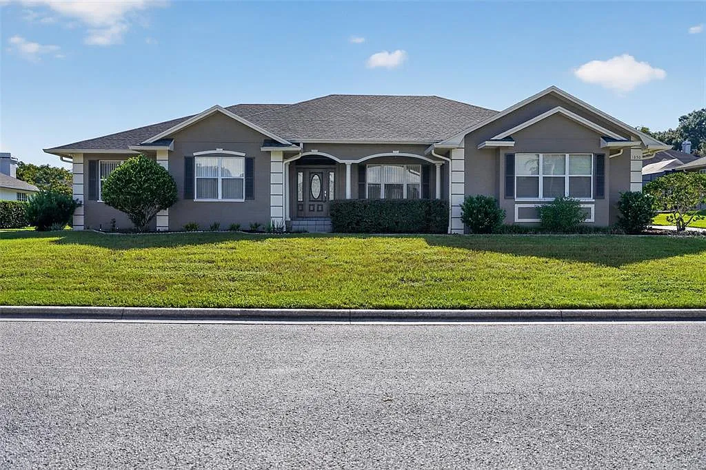 3 bed, 2.0 bath, 2442 sqft, $3,350 — Photo 1