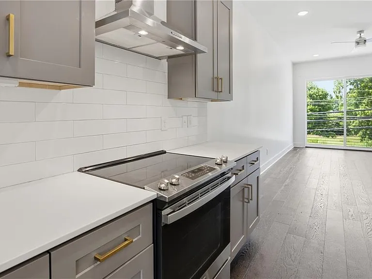 211 Bass St SW #10 — Photo 9