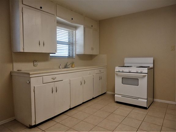 4th image of 11112 Visalia Dr