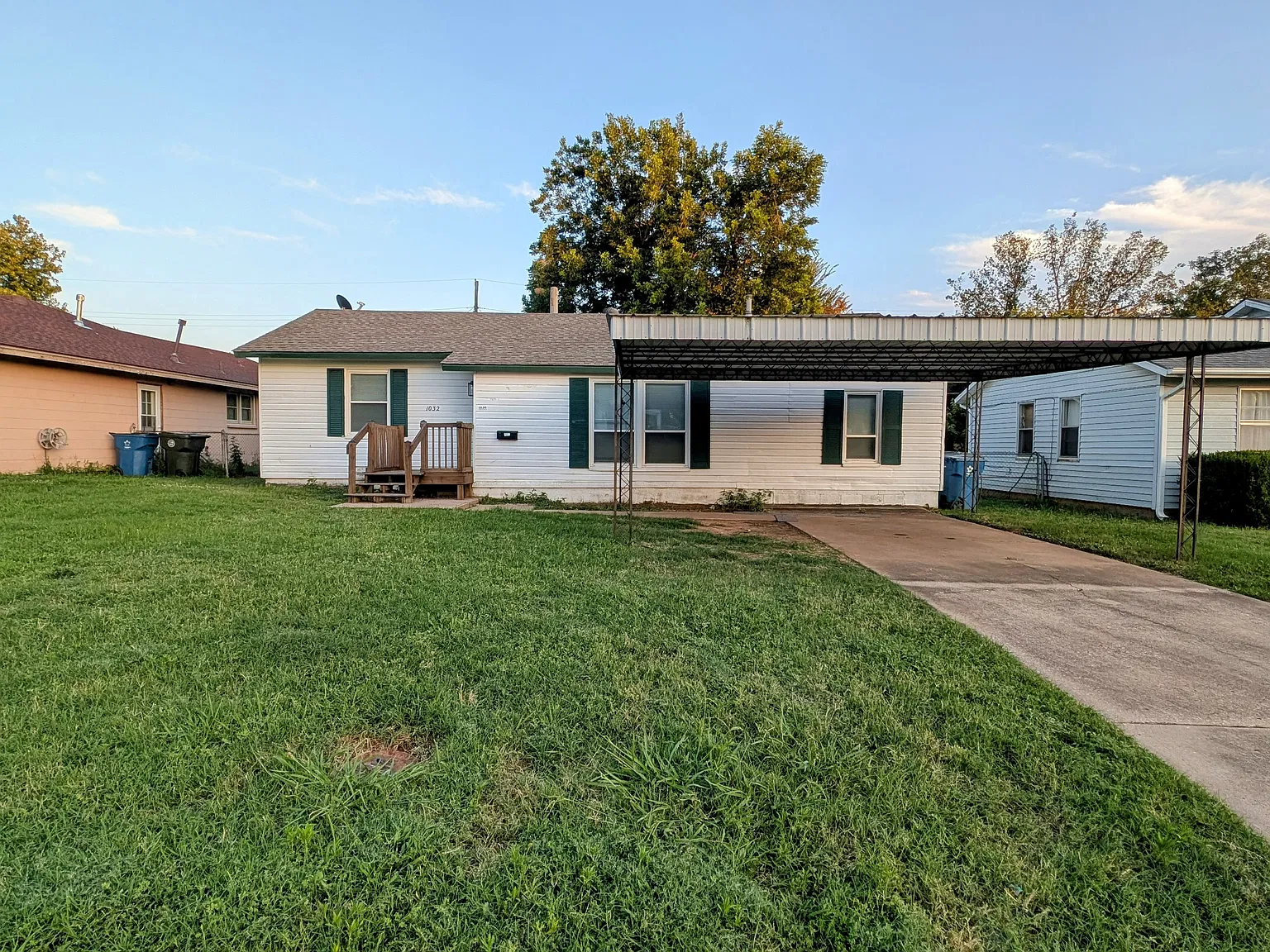 3 bed, 976 sqft, $1,095 — Photo 1