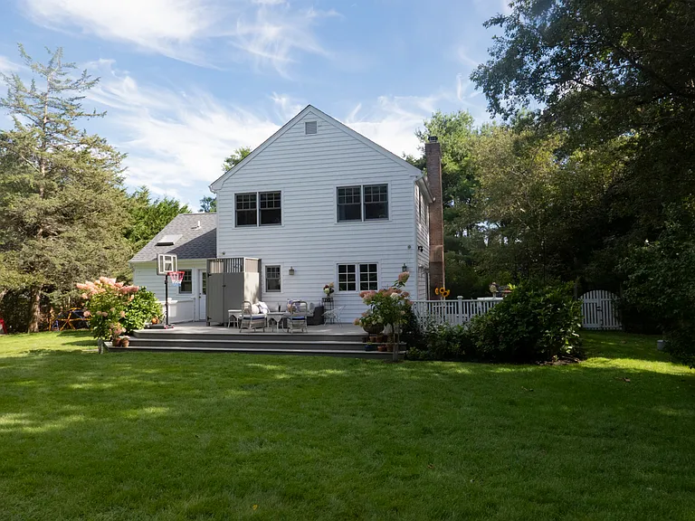 251 Meadows W — Photo 14