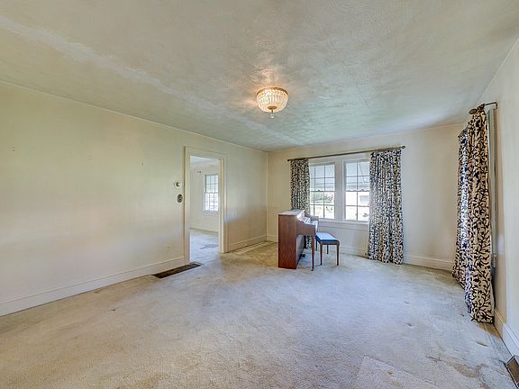 3rd image of 1538 Syracuse Ave NW