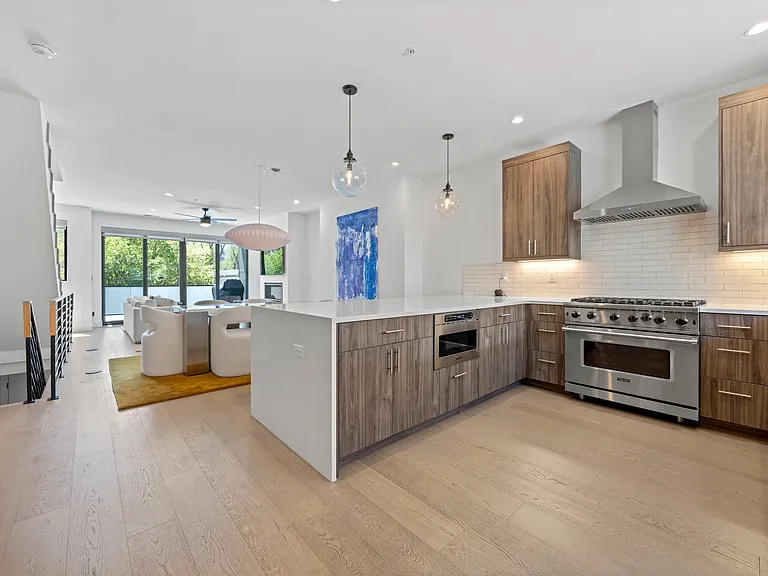 2457 Walnut St — Photo 5