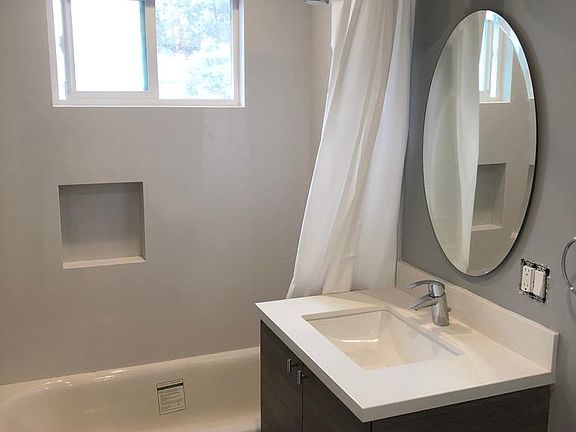5th image of 980 Ravenscourt Ave #3