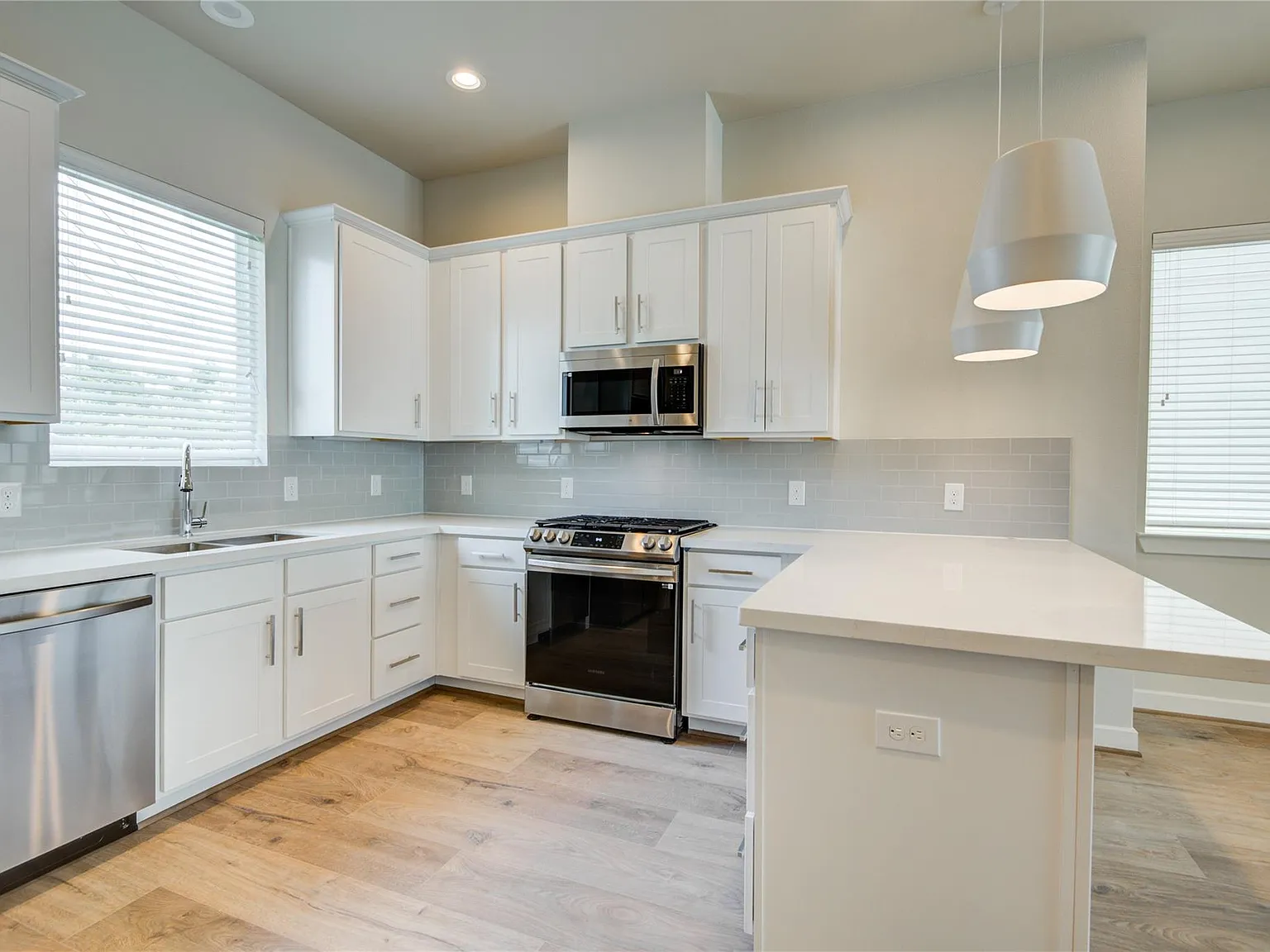 3 bed, 3.5 bath, 1901 sqft, $3,325 — Photo 4