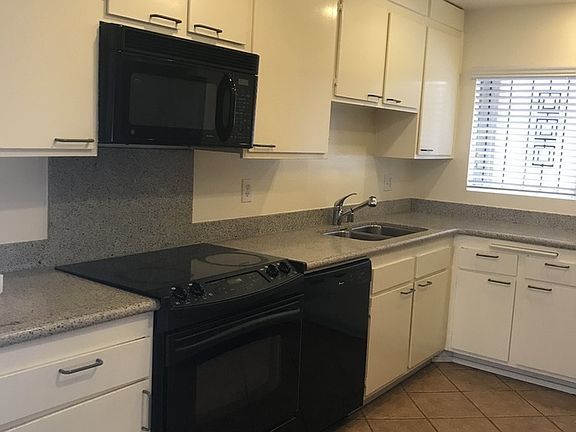 3rd image of 2522 Clairemont Dr Unit 205