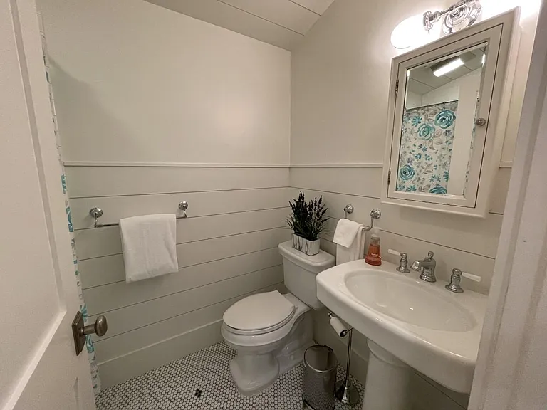 powder/small guestroom full bath