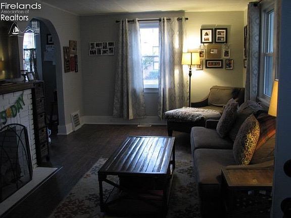 3rd image of 1039 Woodrow St