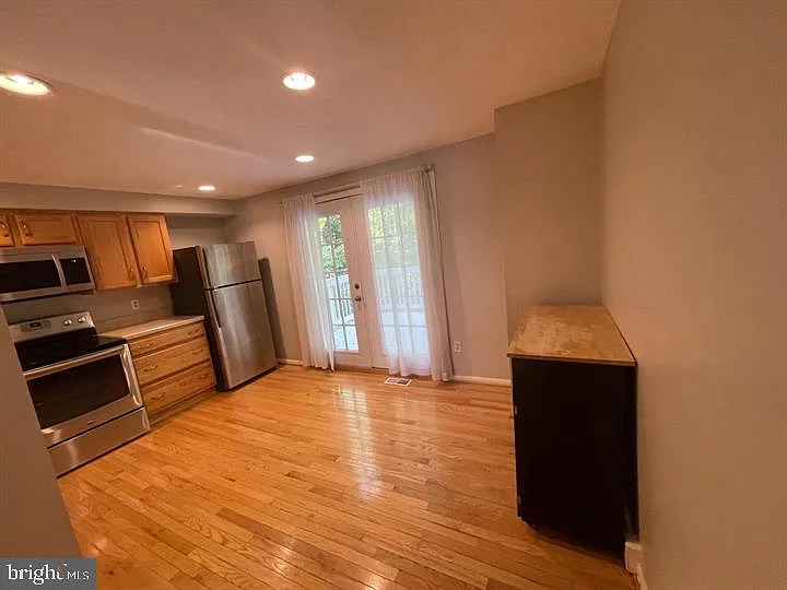 2 bed, 2.0 bath, 919 sqft, $2,600 — Photo 3
