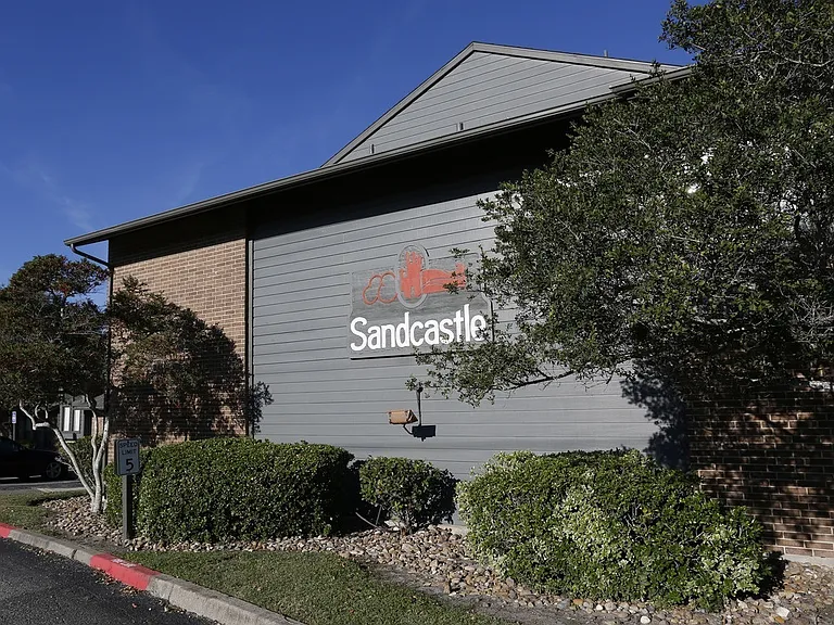 Sandcastle Apartments — Photo 40