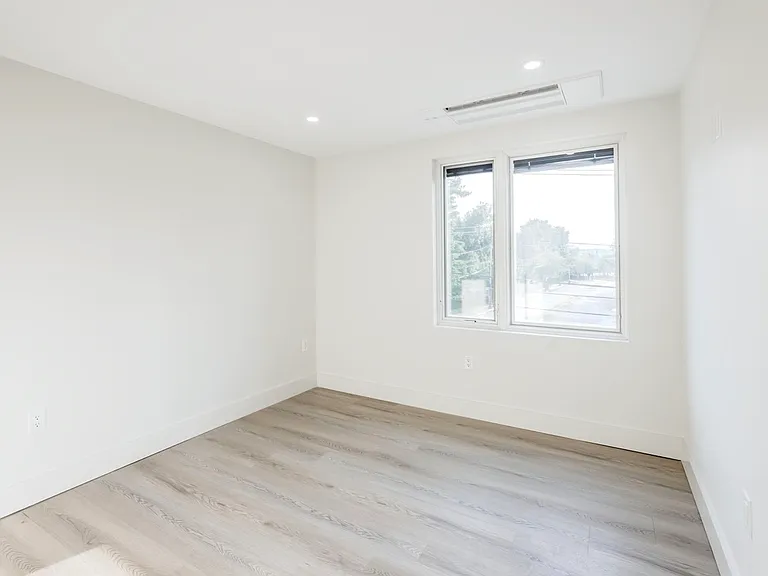 21 Knight St #104 — Photo 4