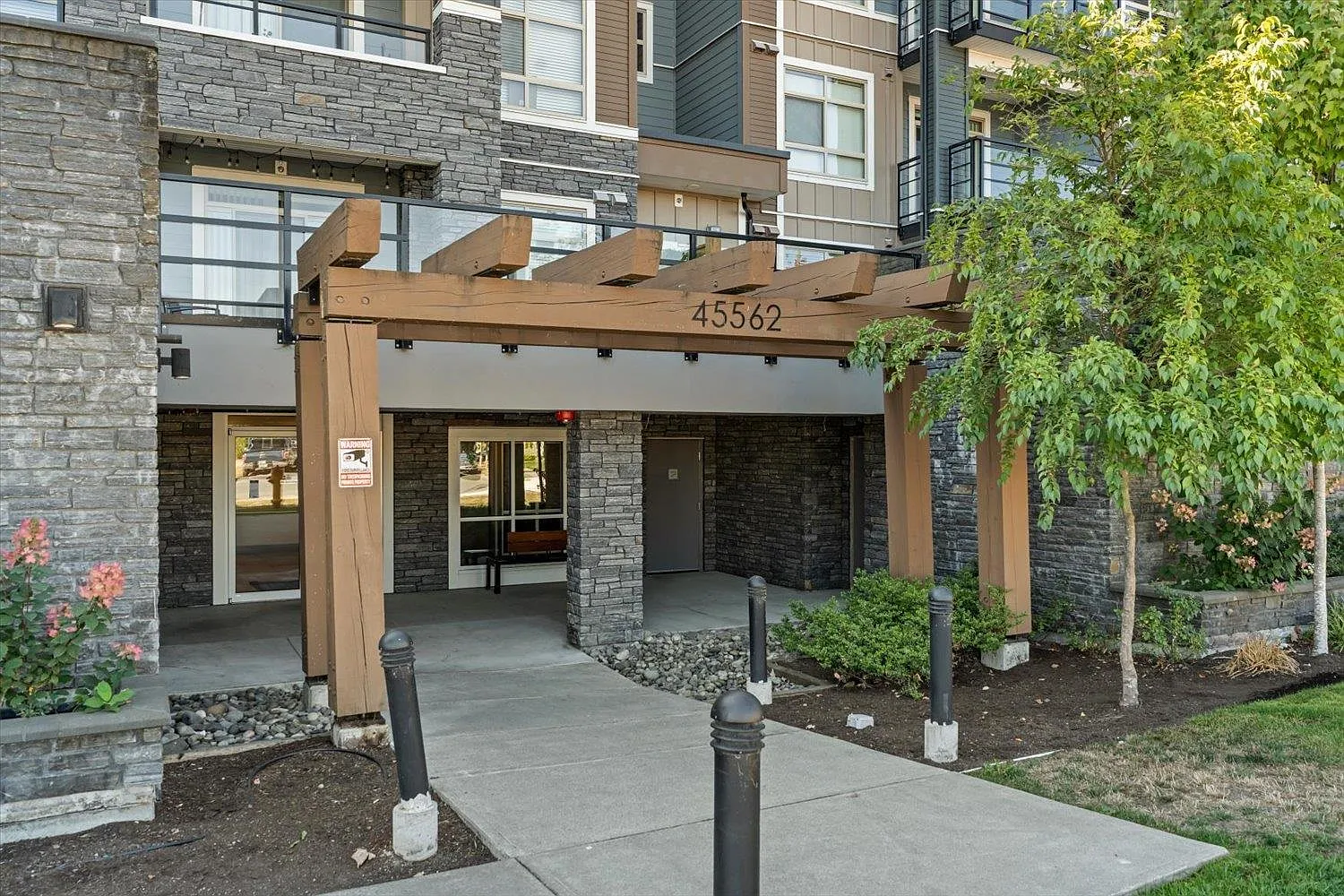 2 bed, 853 sqft, $1,900 — Photo 2
