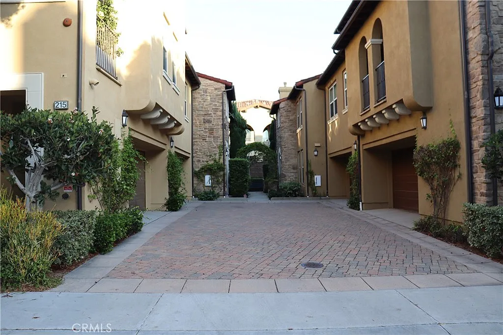 3 bed, 1859 sqft, $5,200 — Photo 2