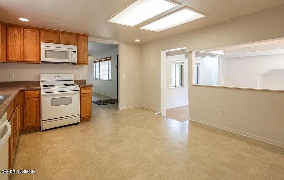 3 bed, 2.0 bath, 2044 sqft, $4,900 — Photo 2