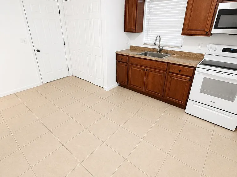 1712 NE 71st Pl — Photo 5
