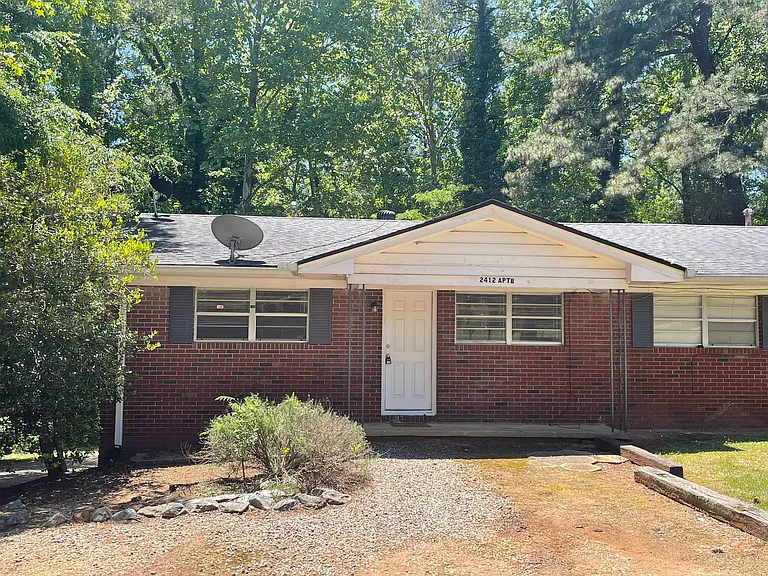 2412B Airport Dr — Photo 1