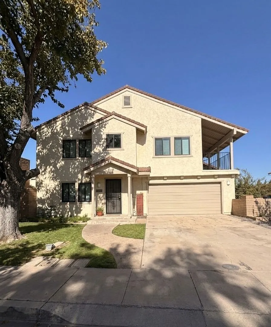 Stunning Updated 3BR/2.5BA Townhome with 2-Car Garage In Manteca — Photo 2