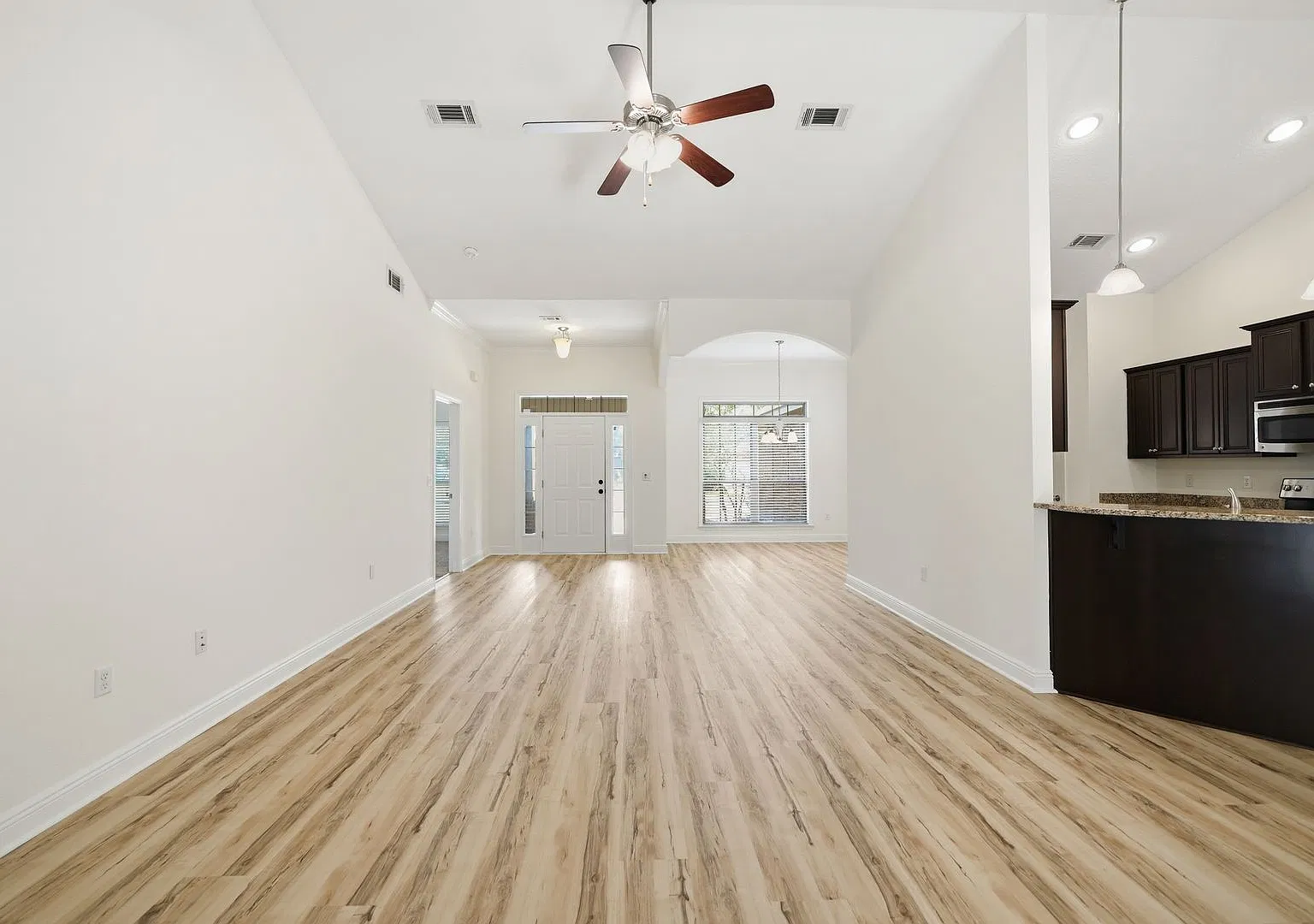 Beautiful Peach Creek Home - fresh paint, fire place, back deck, 3/2 with lots of parking — Photo 4