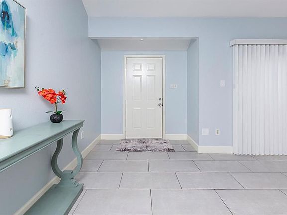 4th image of 1081 Country Place Dr
