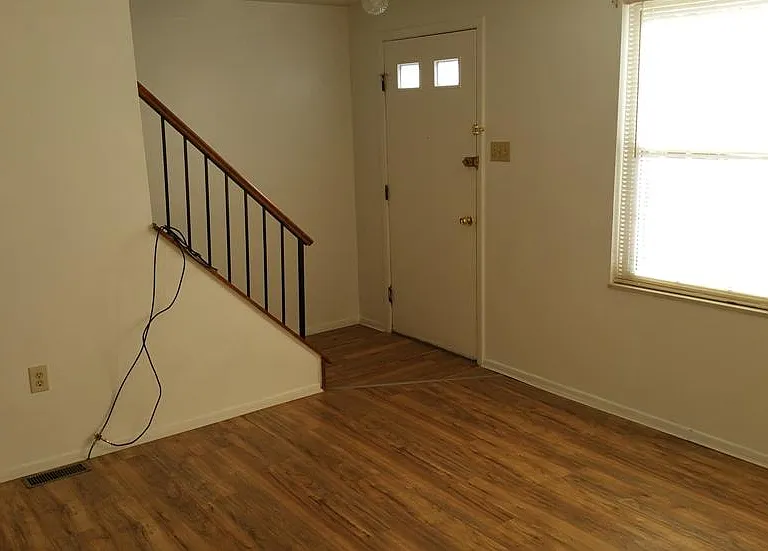 321 Laporte Ct — Photo 2