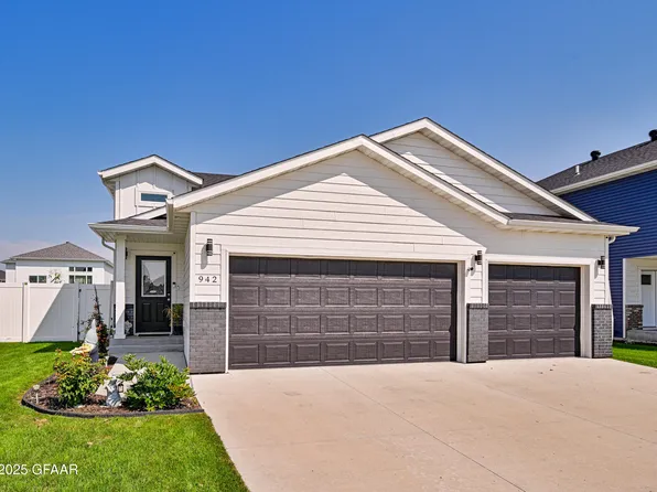 942 58th Ave S, Grand Forks, ND 58201