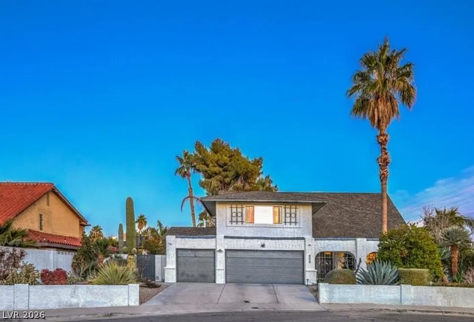 5 bed, 2.5 bath, 2827 sqft, $4,000 — Photo 2