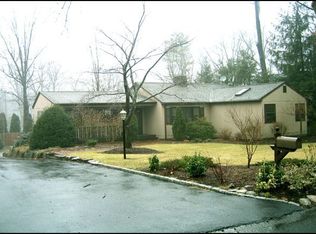19 Cottage Ln, Upper Saddle River, NJ 07458