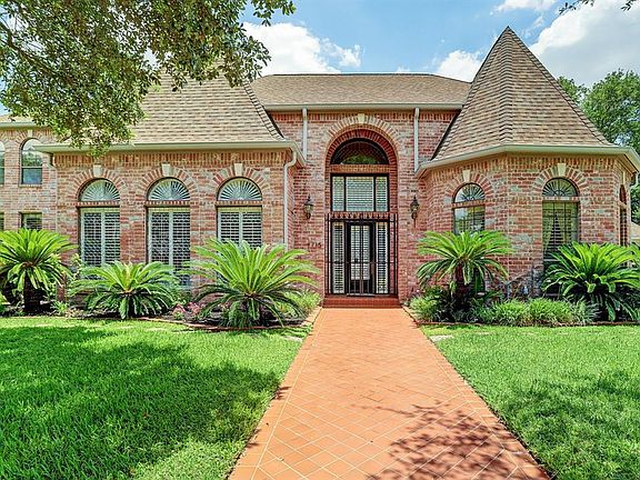 5 Bedrooms and 5 1/2 Baths! GREAT Backyard! Cul-de-Sac Street!