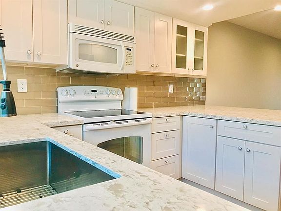 5th image of 124 Charter Oaks Cir