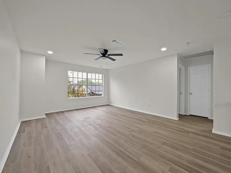 7548 Meadow Creek Dr — Photo 21