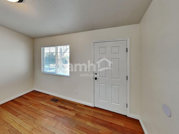 5th image of 302 W Strawberry Pl