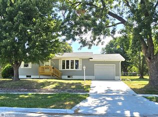 907 N Walnut St, Creston, IA 50801