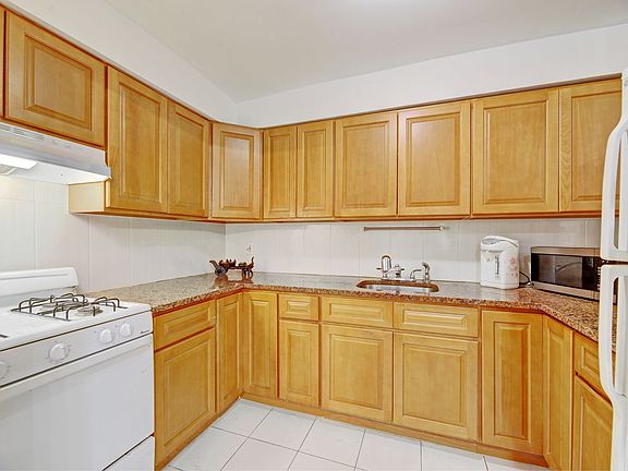 3rd image of 2868 W 22nd St