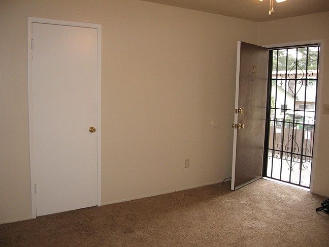 1st image of 320 W 20th St